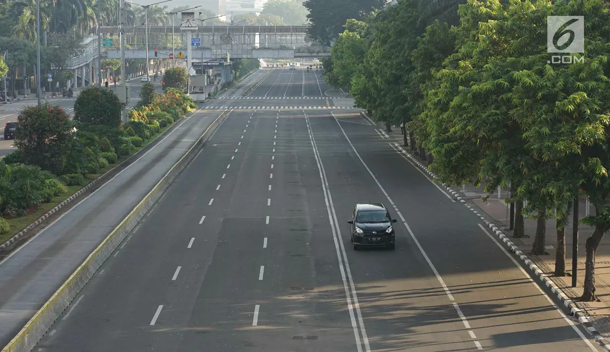 Kendaraan melintas di Jalan MH Thamrin, Jakarta, Rabu (5/6/2019). Banyaknya warga Ibu Kota yang mudik ke kampung halaman untuk merayakan Hari Raya Idul Fitri membuat jalan protokol terpantau lengang. (Liputan6.com/Immanuel Antonius)
