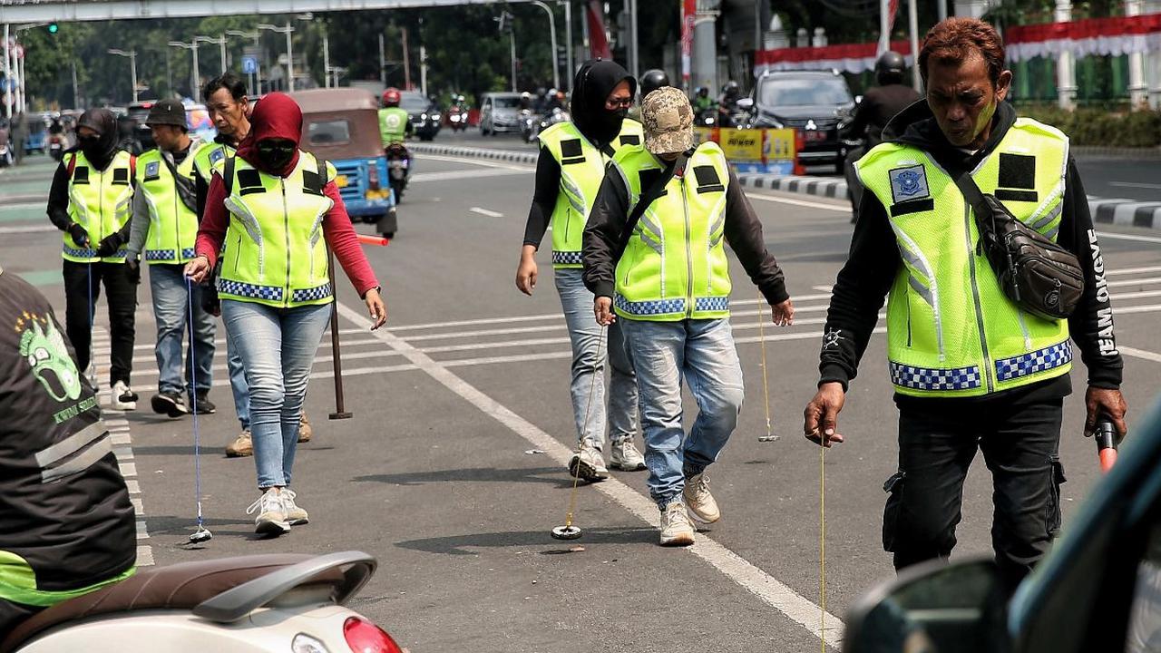 Sekelompok relawan sapu bersih (saber) ranjau paku terlihat turun ke jalan pada Rabu (4/9/2024). Mereka menyisir jalanan yang akan dilintasi rombongan Pemimpin Tertinggi Gereja Katolik Sedunia, Paus Fransiskus.&nbsp;Foto: Liputan6.com/Angga Yuniar