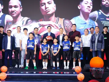Direktur Utama (Dirut) Bank Mandiri, Darmawan Junaidi, Bersama Dirut IBL, Junas Miradiarsyah, Ketua Perbasi, Budisatrio Djiwandono, dan perwakilan klub foto bersama saat peresmian kerja sama antara Bank Mandiri dengan IBL di Plaza Mandiri, Jakarta, Selasa (1/7/2025). (Bola.com/Abdul Aziz)