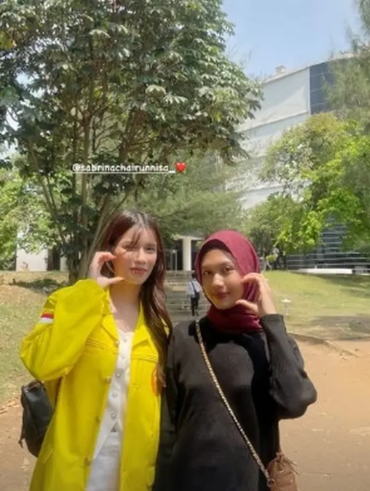 Sebelumnya hari pertama Sabrina ngampus sebagai istri sekaligus seorang ibu dipersiapkan dengan antusias. Tak sedikit teman sekampus Sabrina ikut menjalin kedekatan dengannya. (Liputan6.com/IG/@sabrinachairunnisa_)
