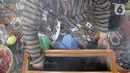 Nasip Hadi Prayitno (51) melakukan ritual jamasan atau pencucian keris di Museum Pusaka TMII, Jakarta, Kamis (20/8/2020). Pencucian keris bertujuan membersihkan karat dari badan keris. (Liputan6.com/Faizal Fanani)