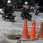 Pengendara menghindari jalan berlubang di kawasan Tanjung Barat, Jakarta, Rabu (30/1). Kondisi jalan rusak tersebut telah beberapa kali menyebabkan kecelakaan sehingga butuh penanganan. (Liputan6.com/Immanuel Antonius)