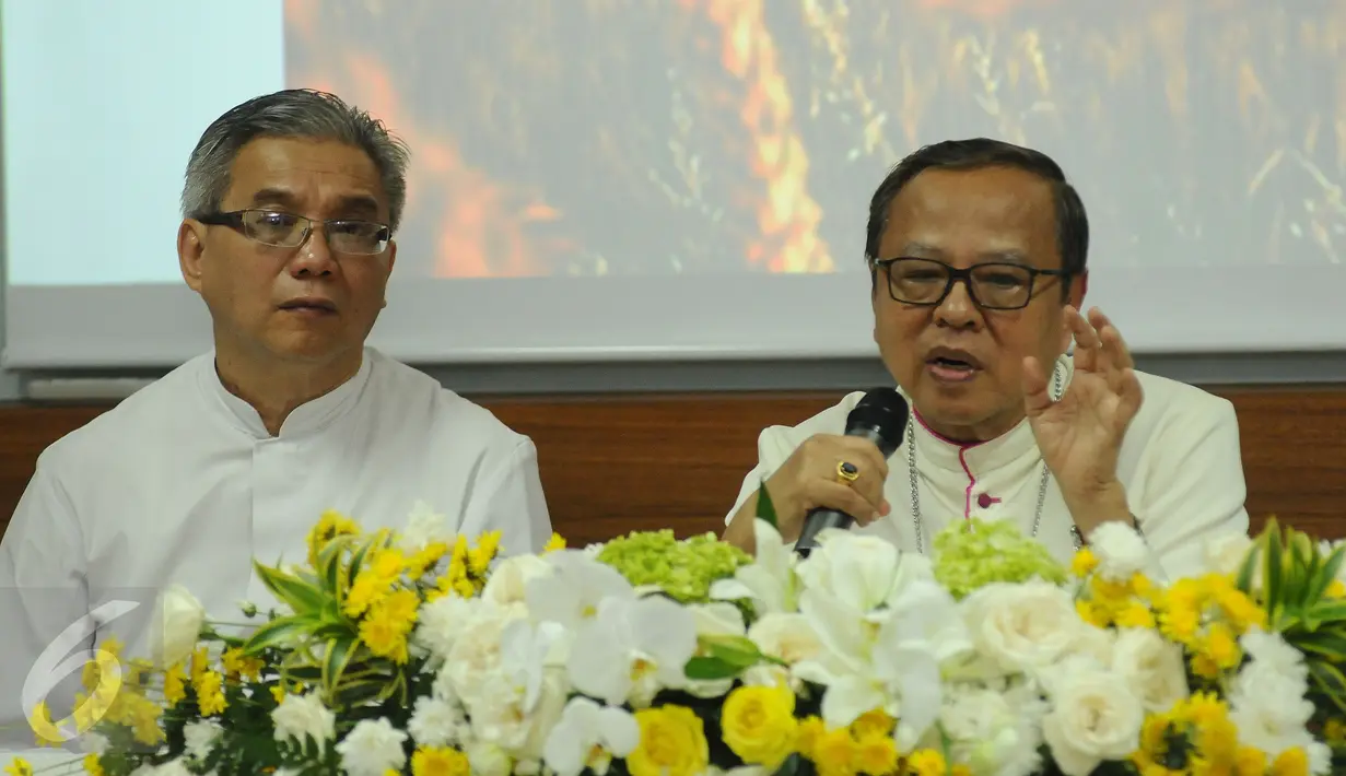 Uskup KAJ Mgr. Ignatius Suharyo (kanan) saat menyampaikan pesan Paskah 2017 di Wisma Katedral, Jakarta, Minggu (16/4). Keuskupan Agung Jakarta (KAJ) juga menyampaikan beberapa himbauan tentang Pilkada DKI Jakarta. (Liputan6.com/HelmiFithriansyah)