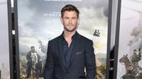 Aktor Chris Hemsworth berpose untuk difoto saat menghadiri pemutaran perdana film &quot;12 Strong&quot; di Jazz di Lincoln Center, New York City (16/1). (AFP Photo/Angela Weiss)