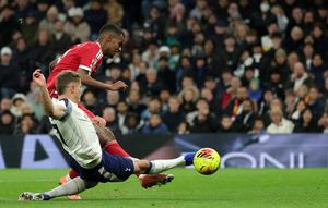 Alexander Isak mencetak gol dalam laga Liga Inggris antara Tottenham vs Liverpool, Minggu (21/12/2025). (AP Photo/Ian Walton)