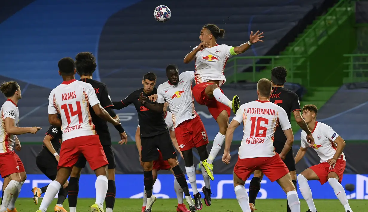 Penyerang RB Leipzig, Yussuf Poulsen, berebut bola dengan pemain Atletico Madrid pada perempat final Liga Champions 2019/2020 di Estadio Jose Alvalade, Jumat (14/8/2020) dini hari WIB. RB Leipzig menang 2-1 atas Atletico Madrid. (AFP/Lluis Gene/pool)