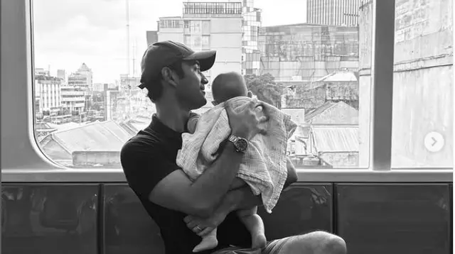 Makna Kain Jarik yang Dipakai Ario Bayu untuk Menggendong Anaknya di Pusat Perbelanjaan. (dok.Instagram @bayu_ario/https://www.instagram.com/bayu_ario/https://www.instagram.com/p/DIBbrnfptVZ/Heenry)