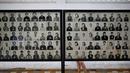 Pengunjung melihat-lihat foto korban rezim Khmer Merah di bekas penjara Tuol Sleng yang kini menjadi Museum Genosida di Phnom Penh, (5/8/2014). (REUTERS/Damir Sagolj)