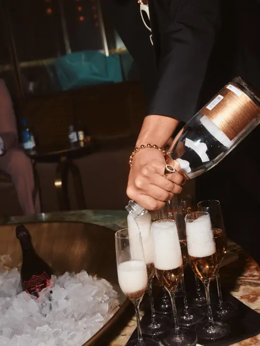 Cincin tersebut memiliki potongan besar disertai berlian yang mengelilingi inisial PR, Pinky Ring. [Foto: Tiffany & Co]