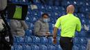 Wasit Anthony Taylor memeriksa VAR yang memutuskan memberi kartu merah kepada gelandang Arsenal, Nicolas Pepe, dalam laga lanjutan Liga Inggris pekan ke-9 di Elland Road Stadium, Leeds, Minggu (22/11/2020). Arsenal bermain imbang 0-0 dengan Leeds United (AFP/Molly Darlington/Pool)