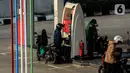 Konsumen mengisi bensin secara mandiri (self service) di SPBU Kelapa Dua, Jakarta , Kamis (14/4/2022). Pemerintah memberi sinyal akan menaikkan harga Pertalite dan solar. Hal ini menjadi langkah pemerintah dalam menghadapi dampak kenaikan harga minyak mentah dunia. (Liputan6.com/Johan Tallo)