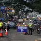 Petugas gabungan melakukan penyekatan di check point penyekatan arus mudik di kawasan Pasar Mudik, Bogor, (7/5/2021). Penyekatan pemudik pada jalur alternatif Parung diberlakukan jelang Lebaran guna mengantisipasi risiko peningkatan kasus COVID-19. (merdeka.com/Arie Basuki)