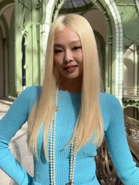 Wajah Jennie BLACKPINK dipulas soft Korean makeup look yang didominasi dengan warna oranye dan coral [@bplove.0808]