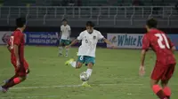 Pemain Timnas Indonesia U-20, Zanadin Fariz menendang bola ke gawang Timnas Hong Kong U-20 dalam pertandingan Kualifikasi Grup F Piala Asia U-20 2023 di Stadion Gelora Bung Tomo, Surabaya, Jumat (16/9/2022). (Bola.com/Ikhwan Yanuar)