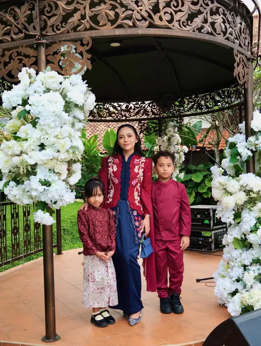 Rachel Vennya hadir bersama kedua putra putrinya dengan busana serba merah yang serasi [@rachelvennya]