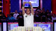 Pemain poker Hossein Ensan berpose dengan tumpukan uang sambil menunjukkan sebuah gelang usai memenangkan World Series of Poker di Las Vegas, Amerika Serikat, Rabu (17/7/2019). Pria asal Jerman tersebut mengalahkan pemain poker asal Italia, Dario Sammartino. (AP Photo/John Locher)