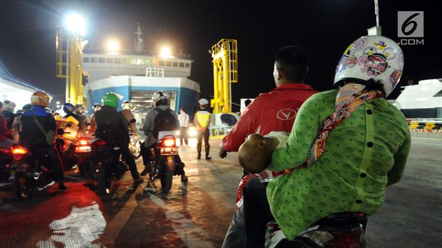 20170622-Dini Hari, Pemudik Bermotor Penuhi Pelabuhan Merak-Tebe