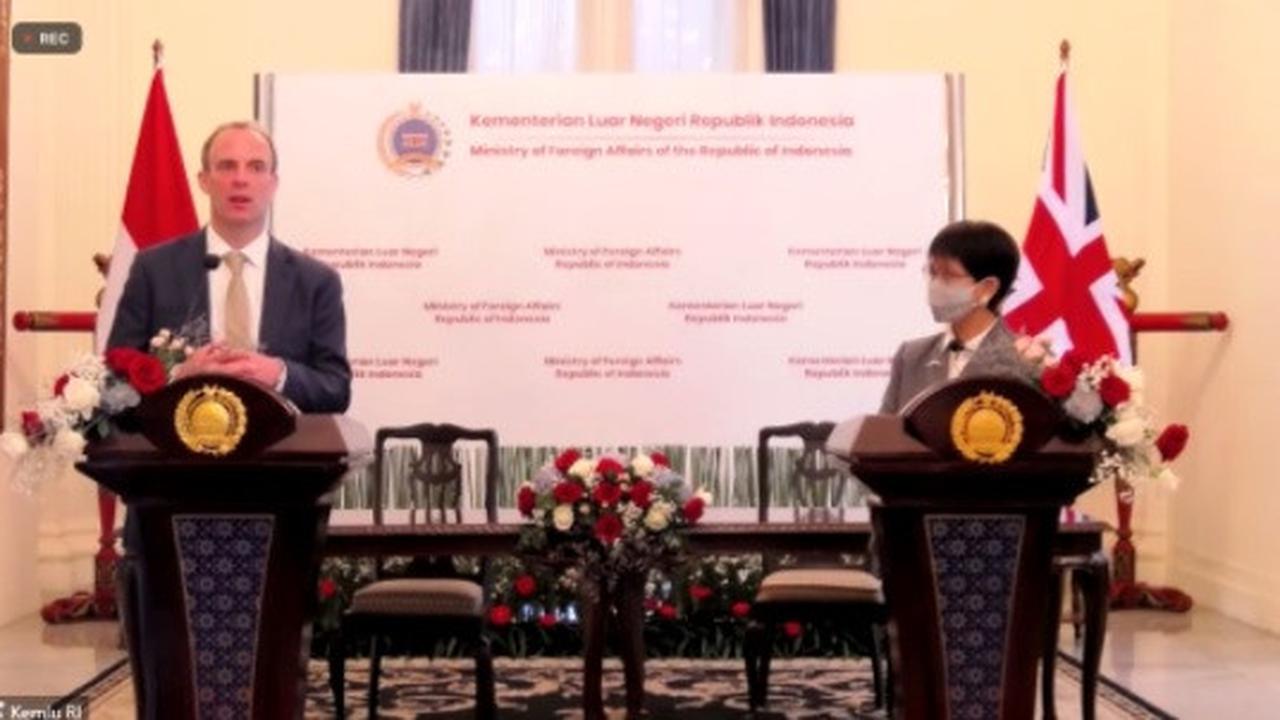 Press conference Menteri Luar Negeri Inggris Dominic Raab dan Menteri Luar Negeri RI Retno Marsudi di Jakarta pada Rabu (7/4/2021). (Photo credit: Kemlu RI via Zoom).