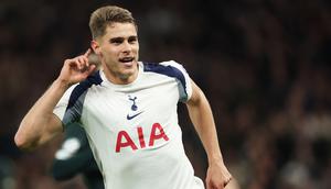 Selebrasi&nbsp;Micky van de Ven dalam laga Liga Champions&nbsp;antara Tottenham vs FC Copenhagen, Rabu (5/11/2025). (AP Photo/Ian Walton)