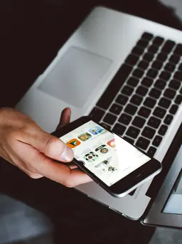 Ilustrasi orang yang menjaga jarak dengan gadget. (Foto: Unsplash/Lilly Rum)