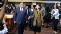 Menteri Pertahanan Prabowo Subianto bersama Ketua Komisi I, Meutya Hafid bersiap mengikuti rapat kerja di Kompleks Parlemen, Senayan, Senin (11/11/2019). Rapat perdana Komisi I bersama Menhan Prabowo ini membahas rencana kerja dan anggaran Kementerian Pertahanan Tahun 2020. (Liputan6.com/Johan Tallo