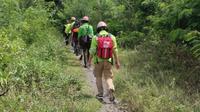 Bonek Disaster Response Team berjalan menuju titik pantau lahar dingin Semeru. BDRT membawa personel yang ahli dalam membaca pergerakan lahar dingin dalam misi kemanusiaan di Semeru. (Doc. BDRT)