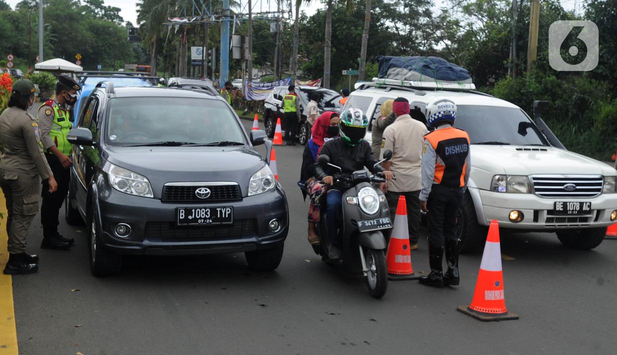 Petugas gabungan melakukan operasi razia penggunaan masker dan pemeriksaan surat hasil tes cepat antigen di Simpang Gadog, Bogor, Kamis (24/12/2020). Pemkab Bogor mewajibkan para wisatawan menunjukkan hasil tes cepat antigen seiring peringatan malam tahun baru. (merdeka.com/Arie Basuki)