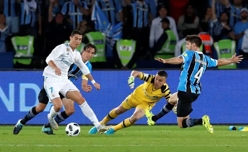 Cristiano Ronaldo mencetak gol tunggal kemenangan Real Madrid atas Gremio pada laga final Piala Dunia Antarklub 2017 di Stadion Syeikh Zayed Sports Club, Abu Dhabi, Sabtu (16/12/2017) waktu setempat. (AP/Hassan Ammar)