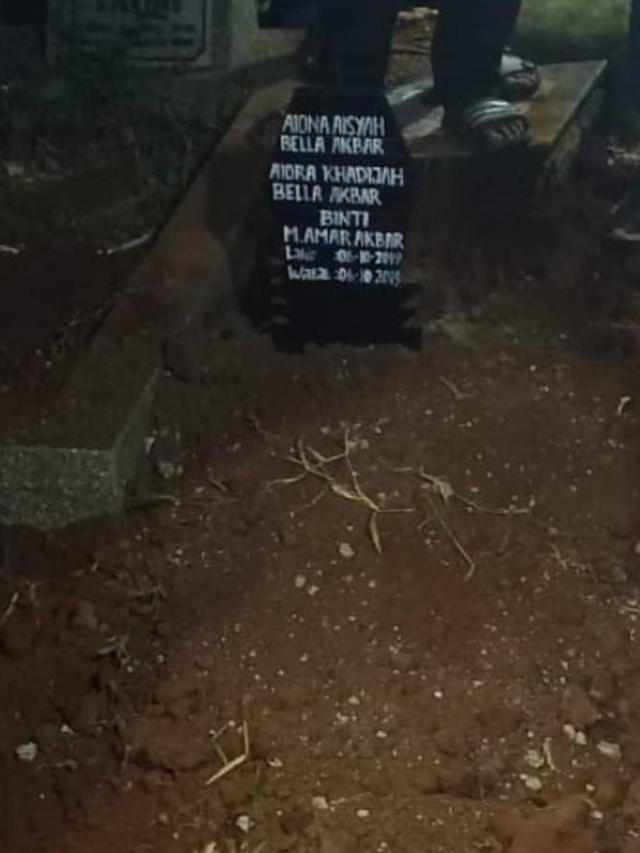 6 Momen Haru Ammar Zoni Saat Memakamkan Putri Kembarnya