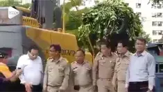 Dalam kunjungan ke sebuah proyek, sejumlah pejabat Thailand berfoto dengan latar belakang alat berat. Nahas, alat berat sedang beroperasi, dan melindas salah satu kaki pejabat.