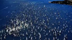 Perahu berlayar selama perlombaan Barcolana Regatta ke-49 di Teluk Trieste, (8/10). Perlombaan ini sudah dimulai sejak tahun 1969 dan selalu berlangsung pada hari minggu kedua di bulan Oktober. (AFP PHOTO / Alberto Pizzoli)