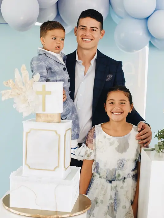 Potret kemesraan James dengan kedua buah hatinya. Dengan setelan berwarna biru navy dan kemeja putih, James berpose bersama Salome yang cantik dalam balutan dress bermotif floral dan Samuel yang menggemaskan dalam balutan setelan kotak-kotak bak bos kecil. Foto: Instagram.