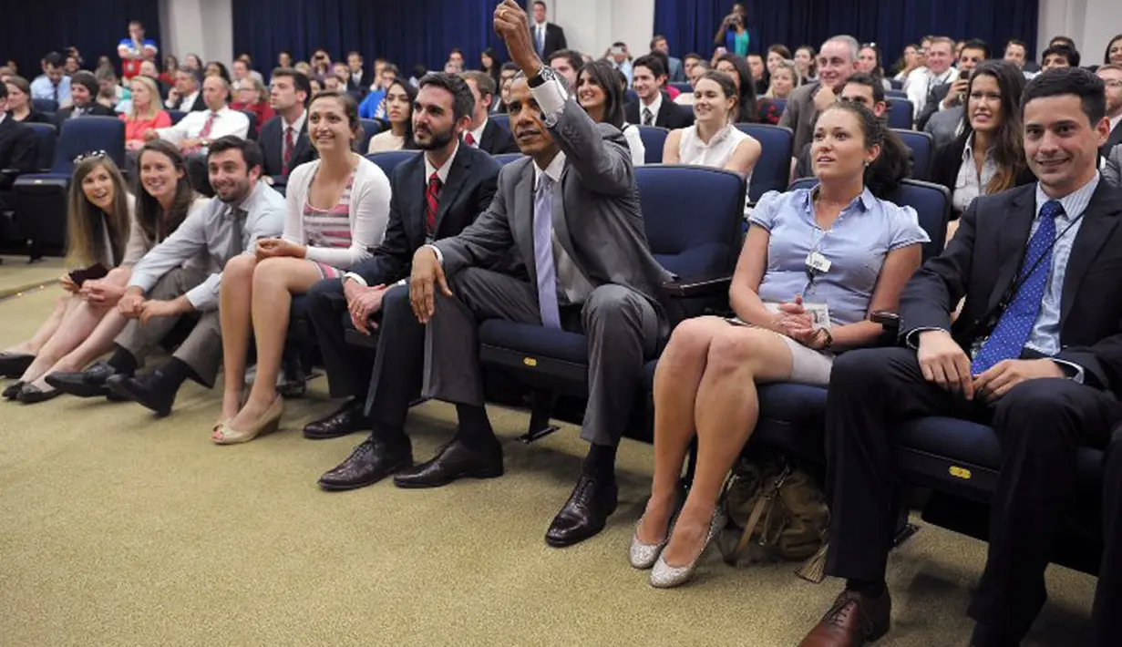 Ekspresi kekecewaan Presiden Barack Obama saat menyaksikan kekalahan AS dari Belgia 1-2 di laga 16 besar Piala Dunia 2014, (1/7/2014), (AFP PHOTO/Mandel Ngan)