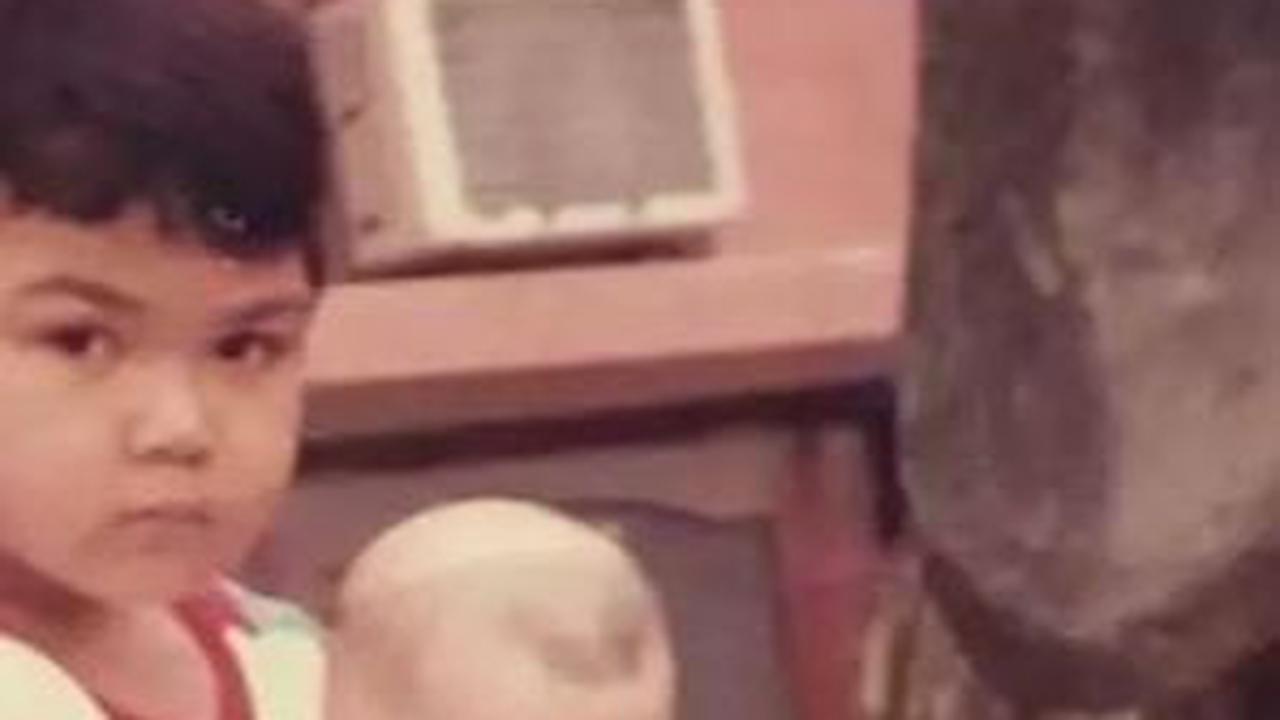 Beginilah potret Dinda Kanyadewi saat kecil. Disana, Dinda kecil terlihat duduk manis bersama kakak kandungnya.