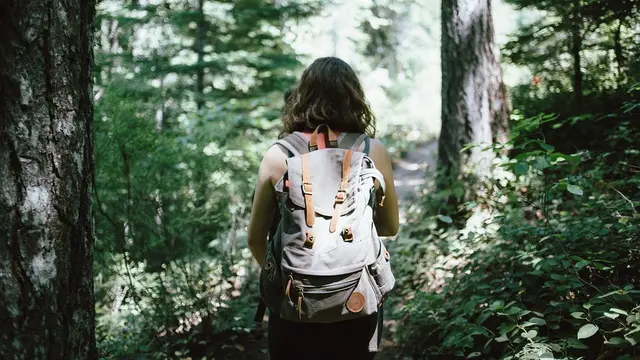 Ilustrasi liburan ala backpacker