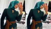 Model Atasan Brokat Hijab dan Rok Songket ala Citra Kirana, Gaya Simpel saat Kondangan di Bali