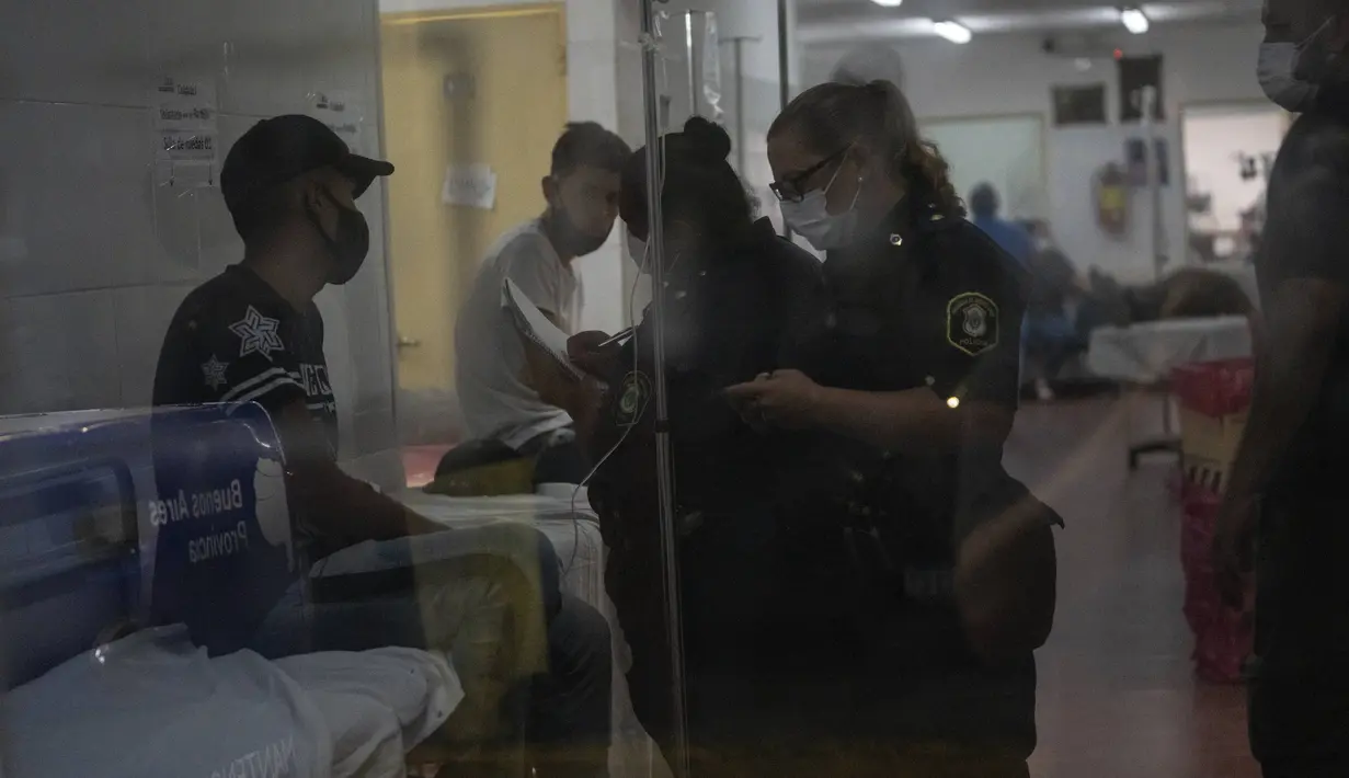 Polisi mewawancarai korban kokain oplosan yang sedang dirawat, di salah satu rumah sakit di pinggiran Buenos Aires, Argentina, 2 Februari 2022. Menurut pihak berwenang setempat, lebih dari selusin orang tewas dan 50 lainnya dirawat setelah mengkonsumsi kokain palsu. (AP Photo/Rodrigo Abd)