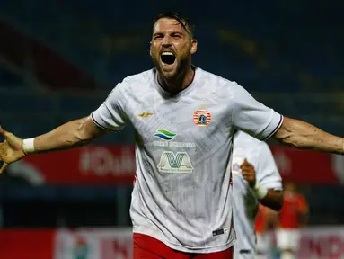 Penyerang Persija Jakarta, Marko Simic berselebrasi usai mencetak gol ke gawang Borneo FC Samarinda dalam pertandingan Babak Penyisihan Grup B Piala Menpora 2021 di Stadion Kanjuruhan, Malang, Sabtu (27/3/2021). Persija menang telak atas Borneo FC Samarinda 4-0. (Bola.com/Ikhwan Yanuar)