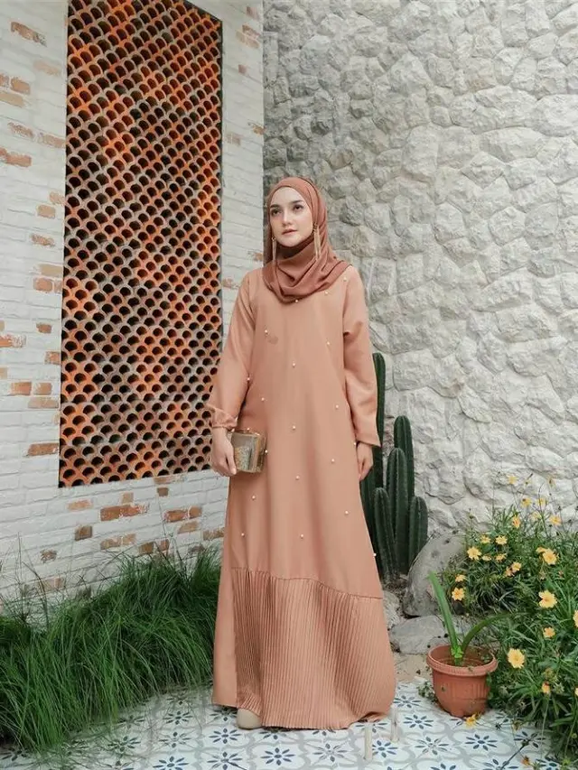6 Gaya Hijab ala Reistha Dhita Putri, Modis dengan Gamis