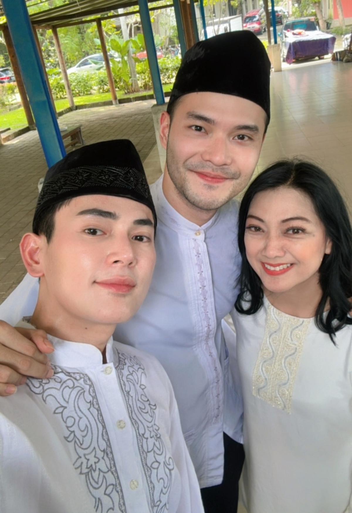 Pakai Baju Koko dan Peci&nbsp;