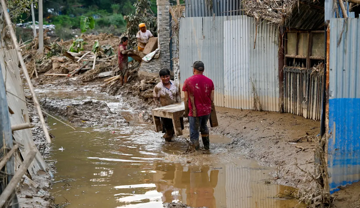 Para penyintas banjir monsun yang melanda Nepal pada akhir pekan lalu mengkritik pemerintah, karena upaya bantuan yang tidak memadai selama bencana. (Prakash MATHEMA/AFP)