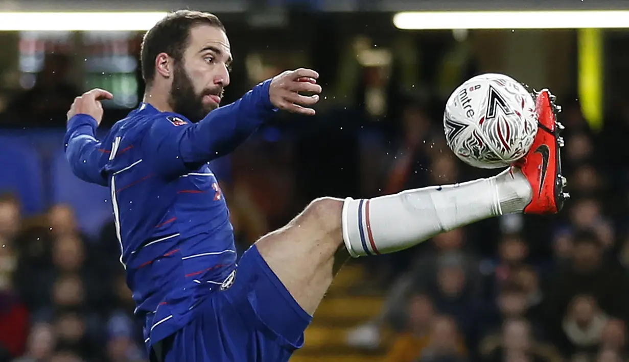Gonzalo Higuain. Didatangkan Chelsea sebagai pemain pinjaman dari Juventus pada pertengahan musim 2018/2019, setelah sempat dipinjamkan pula ke AC Milan. Selama setengah musim, Higuain hanya tampil dalam 14 partai dengan mencetak 5 gol. (AFP/Ian Kington)