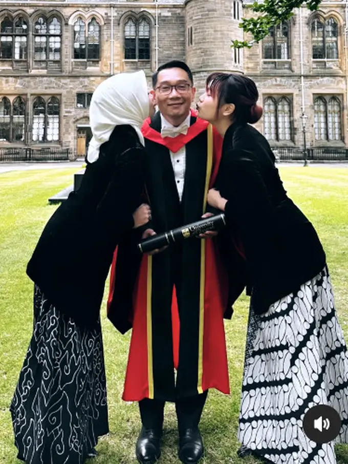 Gaya Kompak Atalia Praratya dan Camillia Azzahra Kenakan Kebaya Hitam di Wisuda Doktoral Ridwan Kamil