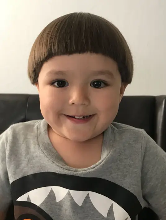 Ditambah dengan ekspresi wajahnya yang tampan dan lucu. Seperti di foto ini, senyuman El sangat menggoda dan membuat banyak orang ingin terus mengamatinya. Terlebih bagi ibunya yang kini berada jauh darinya. (Instagram/inijedar)