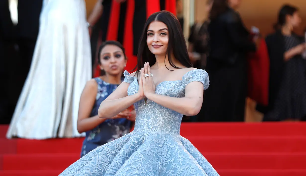 Aktris Bollywood, Aishwarya Rai berpose di depan kamera ketika menghadiri pemutaran film Okja pada Festival Film Cannes 2017, 19 Mei 2017. Aishwarya memadukan gaun Cinderellanya itu dengan riasan yang sederhana. (AP Photo/Thibault Camus)