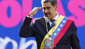 Presiden Venezuela Nicol&aacute;s Maduro menyapa para pendukungnya pada hari pelantikannya untuk masa jabatan ketiga di istana kepresidenan Miraflores, Caracas, Venezuela, 10 Januari 2025.&nbsp;(Dok. AP Photo/Cristian Hernandez) &nbsp;&nbsp;