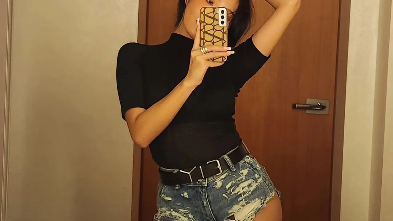 8 Gaya Berani Hwasa MAMAMOO yang Bangga dengan Badan Curvy dan Kerap Suarakan Body Positivity