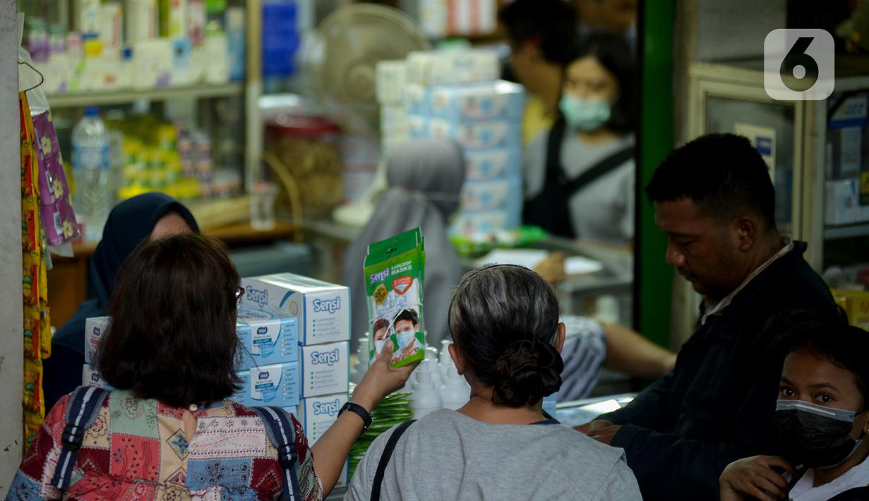 Aktivitas jual beli di salah satu toko penjualan masker di Pasar Pramuka, Jakarta Timur, Rabu (4/3/2020). Polda Metro Jaya menggelar sidak di Pasar Pramuka untuk menyikapi lonjakan harga dan kelangkaan masker di pasaran terkait virus corona atau COVID-19. (merdeka.com/Imam Buhori)