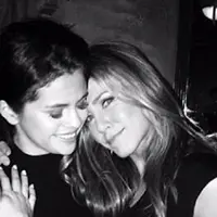 Hubungan Selena Gomez dan The Weeknd memang menjadi kontroversi belakangan ini. Jennifer Aniston berada di belakang Selena memberikan dukungan soal hubungan ini dan meminta Selena ikuti kata hatinya. (doc.hollywoodlife.com)