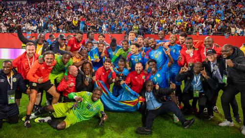 Para pemain, staff pelatih, dan ofisial Kongo berfoto bersama dengan para suporter setelah menang atas Nigeria dalam laga Kualifikasi Piala Dunia 2026 zona Afrika di Rabat, Maroko, Minggu (16/11/2025) waktu setempat. (AP Photo)